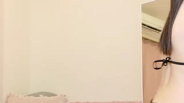 roachan  online show from 04/24/26, 01:57