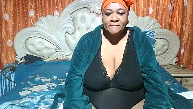 BUSTY QUEEEN online show from 10/19/25, 02:58