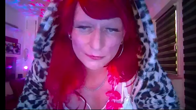Snapshot of hellgirl1980 chatting on 06/12/26, 03:59 hellgirl1980 online show from 06/12/26, 03:59