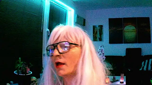 hellgirl1980 online show from 11/12/25, 11:08