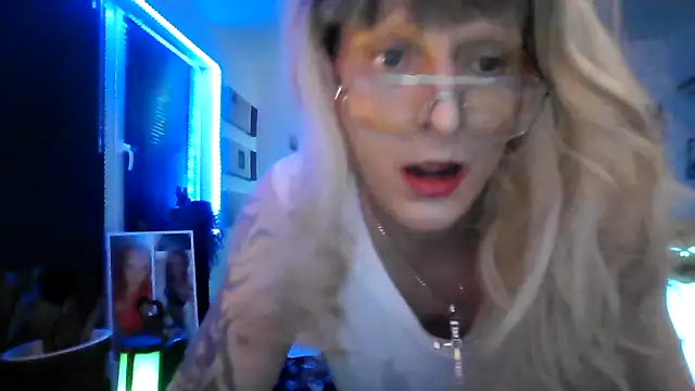 hellgirl1980 online show from 10/31/25, 12:18