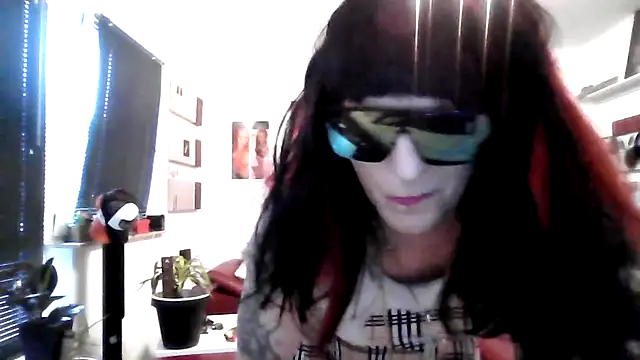 Snapshot of hellgirl1980 chatting on 09/09/25, 04:49 hellgirl1980 online show from 09/09/25, 04:49