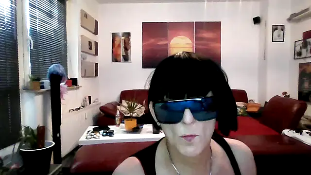 Snapshot of hellgirl1980 chatting on 09/23/25, 05:09 hellgirl1980 online show from 09/23/25, 05:09