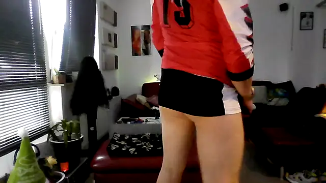 Snapshot of hellgirl1980 chatting on 10/06/25, 01:56 hellgirl1980 online show from 10/06/25, 01:56
