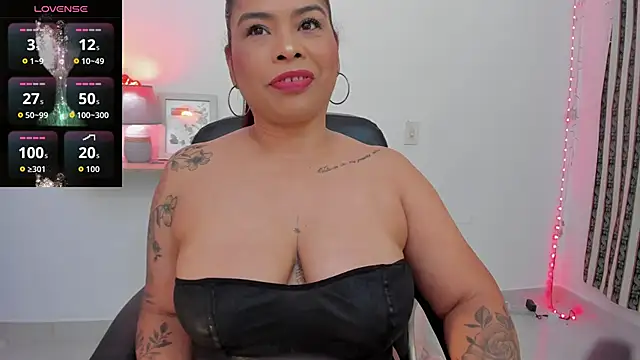 Snapshot of roselyn_caprice chatting on 02/03/26, 02:53 roselyn caprice online show from 02/03/26, 02:53