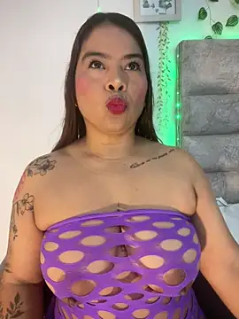 Snapshot of roselyn_caprice chatting on 06/07/26, 01:00 roselyn caprice online show from 06/07/26, 01:00