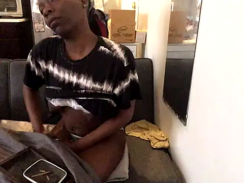 Snapshot of littyleesh1 chatting on 12/18/25, 02:32 littyleesh1 online show from 12/18/25, 02:32