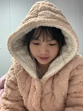 Emlyly-18 online show from 10/21/25, 04:34