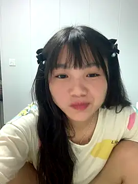 Snapshot of Emlyly-18 chatting on 10/16/25, 02:58 Emlyly-18 online show from 10/16/25, 02:58