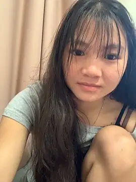 Snapshot of Emlyly-18 chatting on 10/13/25, 01:29 Emlyly-18 online show from 10/13/25, 01:29