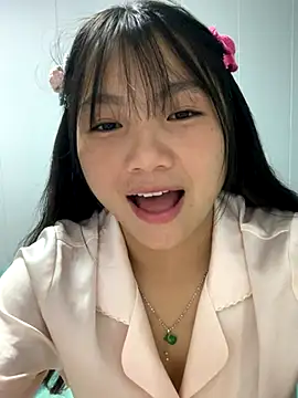 Snapshot of Emlyly-18 chatting on 10/05/25, 02:41 Emlyly-18 online show from 10/05/25, 02:41