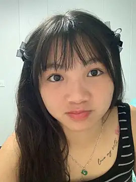 Snapshot of Emlyly-18 chatting on 10/17/25, 04:16 Emlyly-18 online show from 10/17/25, 04:16