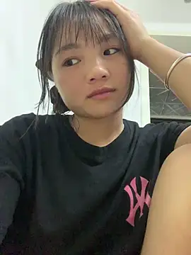 Snapshot of Emlyly-18 chatting on 09/19/25, 02:43 Emlyly-18 online show from 09/19/25, 02:43