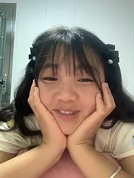 Snapshot of Emlyly-18 chatting on 09/26/25, 02:13 Emlyly-18 online show from 09/26/25, 02:13