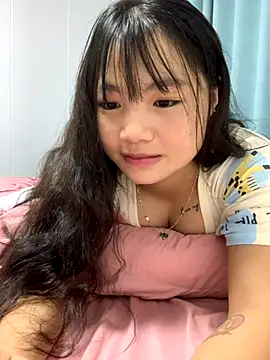 Snapshot of Emlyly-18 chatting on 10/02/25, 04:27 Emlyly-18 online show from 10/02/25, 04:27