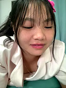 Snapshot of Emlyly-18 chatting on 10/10/25, 04:13 Emlyly-18 online show from 10/10/25, 04:13