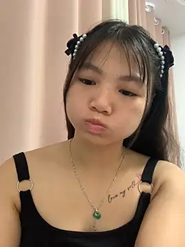 Snapshot of Emlyly-18 chatting on 09/19/25, 12:25 Emlyly-18 online show from 09/19/25, 12:25