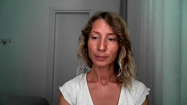Snapshot of Paevoa chatting on 09/17/25, 08:27 Paevoa online show from 09/17/25, 08:27