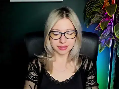 Snapshot of loveHeidi chatting on 09/24/25, 04:30 loveHeidi online show from 09/24/25, 04:30