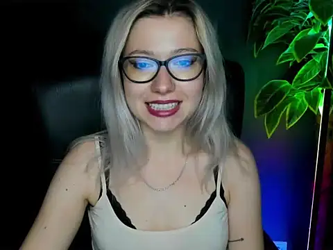 Snapshot of loveHeidi chatting on 09/17/25, 04:58 loveHeidi online show from 09/17/25, 04:58