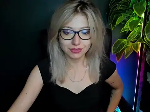 Snapshot of loveHeidi chatting on 10/07/25, 04:24 loveHeidi online show from 10/07/25, 04:24