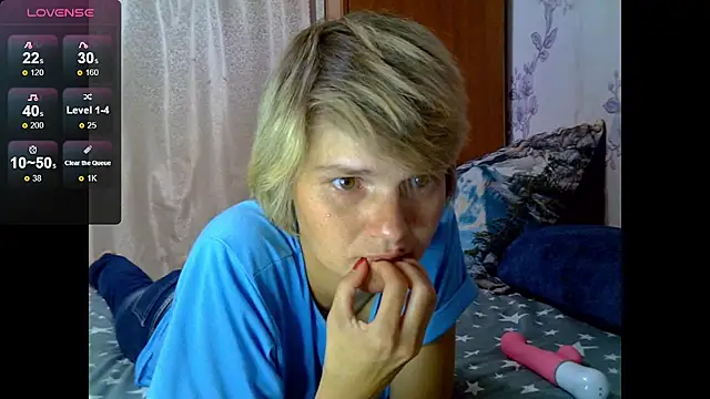 Snapshot of SaraSnow_ chatting on 09/15/25, 05:57 SaraSnow  online show from 09/15/25, 05:57