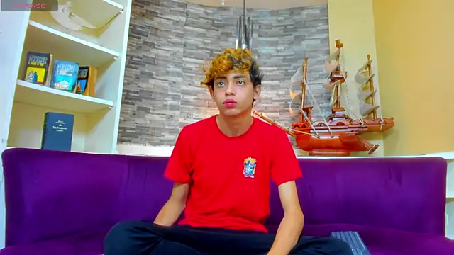 Snapshot of PoisonGuys chatting on 11/16/25, 09:25 PoisonGuys online show from 11/16/25, 09:25