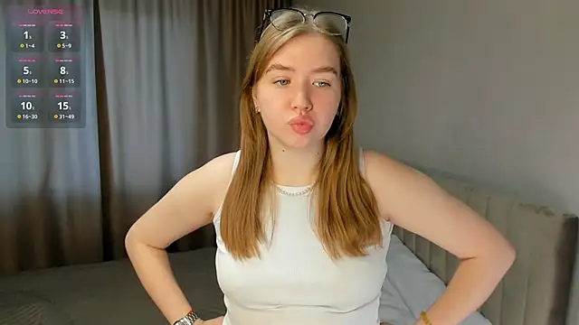 Snapshot of AlinaSollman chatting on 09/24/25, 04:08 AlinaSollman online show from 09/24/25, 04:08