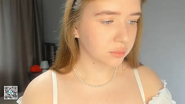 Snapshot of AlinaSollman chatting on 09/15/25, 04:24 AlinaSollman online show from 09/15/25, 04:24