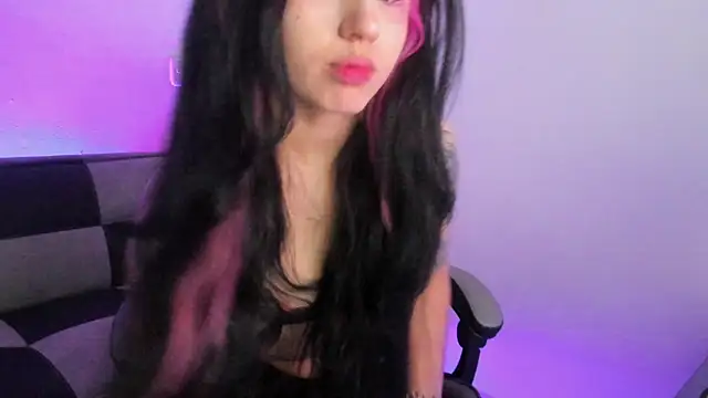 Snapshot of GwenHazel chatting on 09/30/25, 12:00 GwenHazel online show from 09/30/25, 12:00