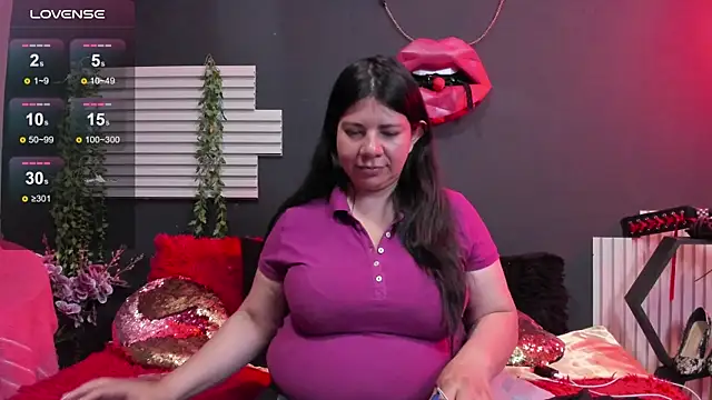 Snapshot of kinky_momm chatting on 06/18/26, 01:16 kinky momm online show from 06/18/26, 01:16