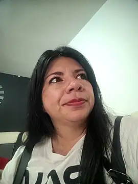 Snapshot of kinky_momm chatting on 01/17/26, 06:33 kinky momm online show from 01/17/26, 06:33