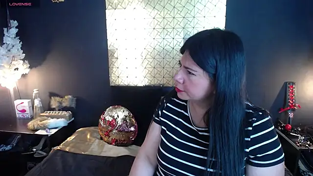 Snapshot of kinky_momm chatting on 03/23/26, 04:29 kinky momm online show from 03/23/26, 04:29