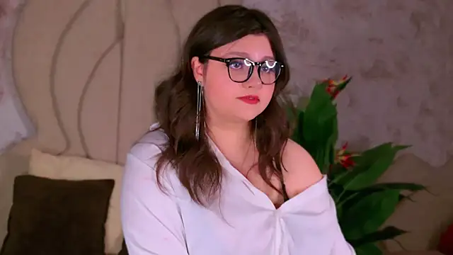 Snapshot of UR_BELLA chatting on 09/28/25, 10:55 UR BELLA online show from 09/28/25, 10:55