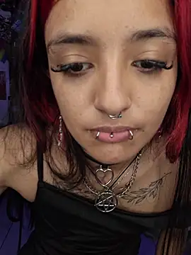 Snapshot of carolinerue chatting on 04/21/26, 01:07 carolinerue online show from 04/21/26, 01:07