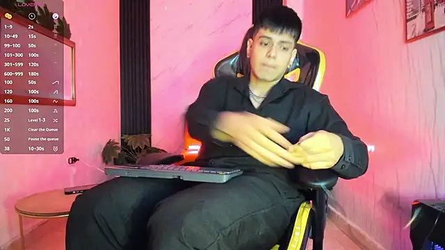 Snapshot of xKevyn chatting on 10/17/25, 12:29 xKevyn online show from 10/17/25, 12:29