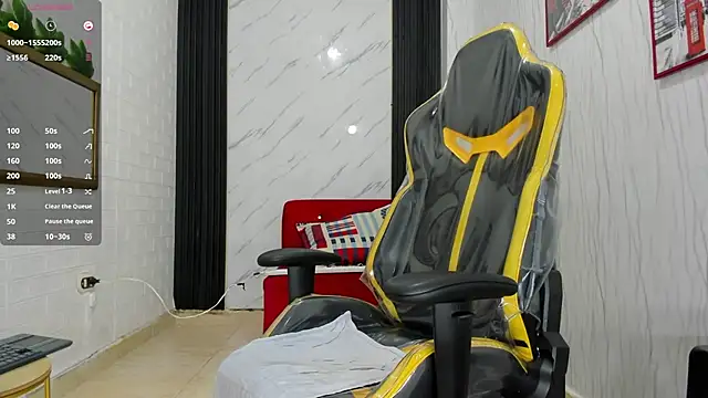 Snapshot of xKevyn chatting on 10/21/25, 12:37 xKevyn online show from 10/21/25, 12:37