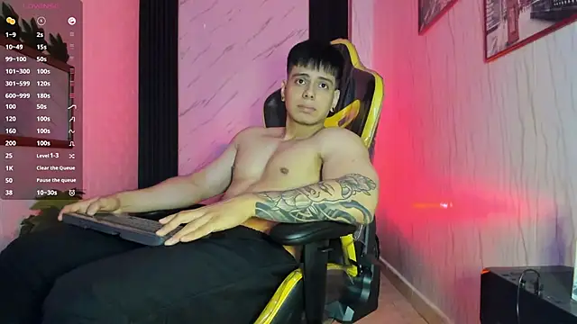 Snapshot of xKevyn chatting on 10/15/25, 12:24 xKevyn online show from 10/15/25, 12:24