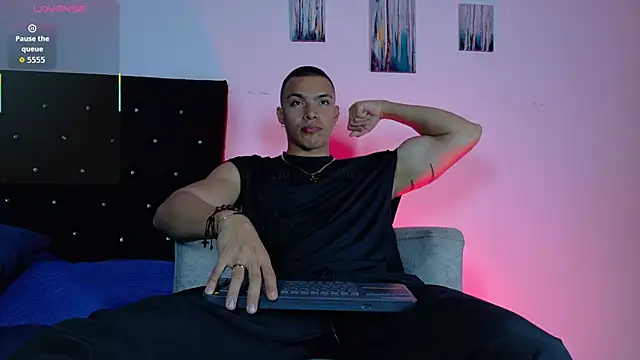 adriel escalante online show from 04/12/26, 02:26