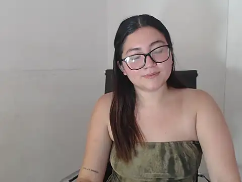 Snapshot of MiaFoxx5 chatting on 09/08/25, 09:47 MiaFoxx5 online show from 09/08/25, 09:47