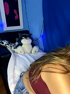 Snapshot of MelanyBabeee2 chatting on 12/18/25, 10:24 MelanyBabeee2 online show from 12/18/25, 10:24