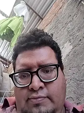 Snapshot of Santiagoqro85 chatting on 10/17/25, 06:32 Santiagoqro85 online show from 10/17/25, 06:32