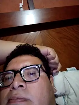 Snapshot of Santiagoqro85 chatting on 10/09/25, 03:29 Santiagoqro85 online show from 10/09/25, 03:29