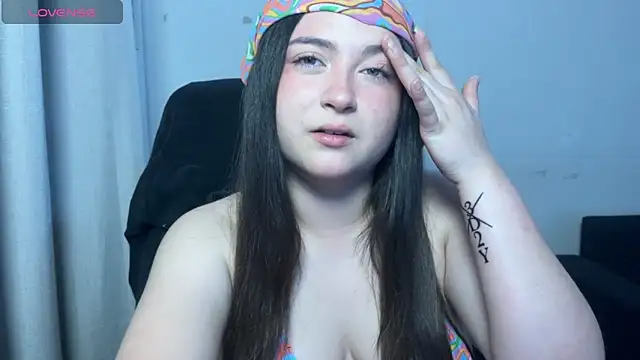 valentinauwu online show from 11/23/25, 12:20