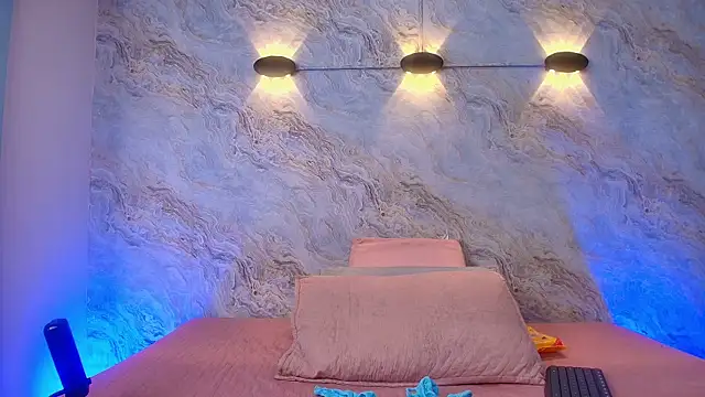 abbyrouss  online show from 10/28/25, 03:07