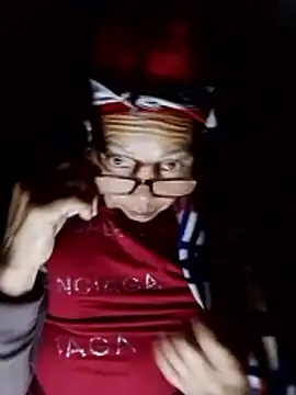 Snapshot of -Xuka-200 chatting on 11/21/25, 11:04 -Xuka-200 online show from 11/21/25, 11:04