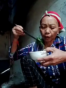 Snapshot of -Xuka-200 chatting on 11/21/25, 05:06 -Xuka-200 online show from 11/21/25, 05:06