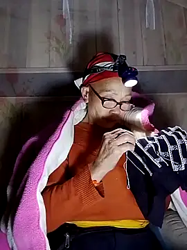 Snapshot of -Xuka-200 chatting on 11/28/25, 12:05 -Xuka-200 online show from 11/28/25, 12:05