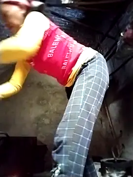 Snapshot of -Xuka-200 chatting on 12/18/25, 01:33 -Xuka-200 online show from 12/18/25, 01:33