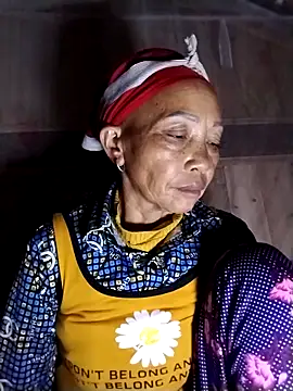 Snapshot of -Xuka-200 chatting on 12/18/25, 01:37 -Xuka-200 online show from 12/18/25, 01:37